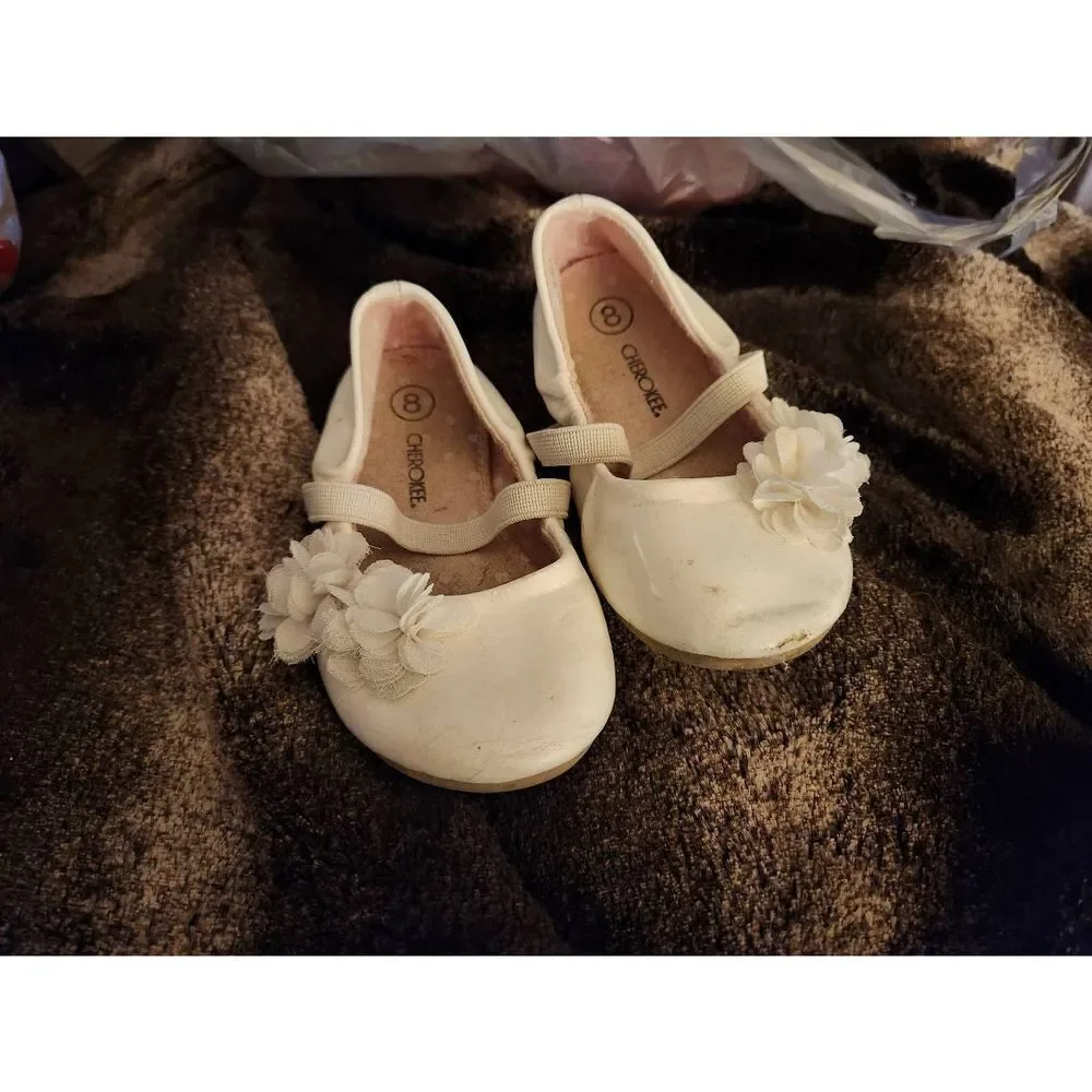Girls white dress shoes size 8 cherokee